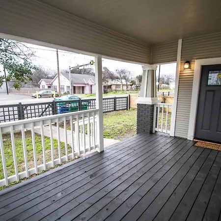 Hackberry St #A Renovated 2Br/2Ba Near Downtown Apartment